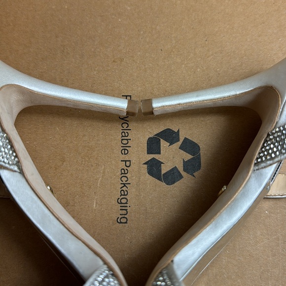 NWOT - Badgley Mischka Women's Rennie Heeled Sandal, Soft white, Size 6.5 😍🤍🩶 - Picture 12 of 17